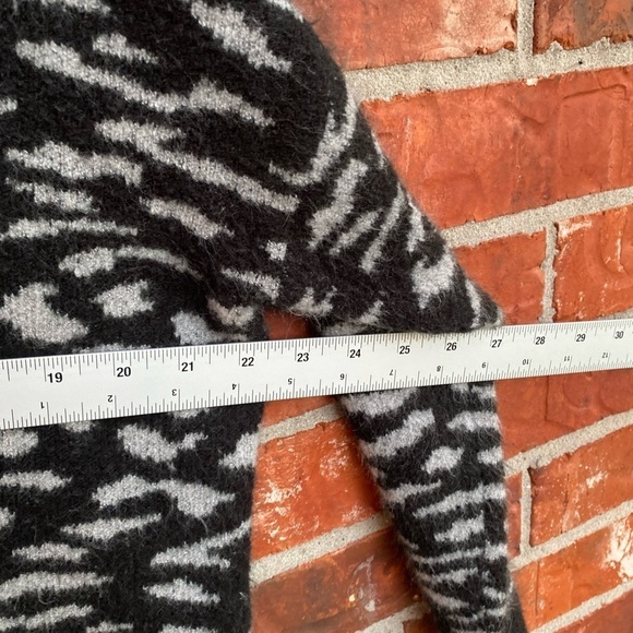 Rock & Republic Womens Large Gray Zebra Animal Printed Hooded Cropped Sweater - Picture 8 of 9